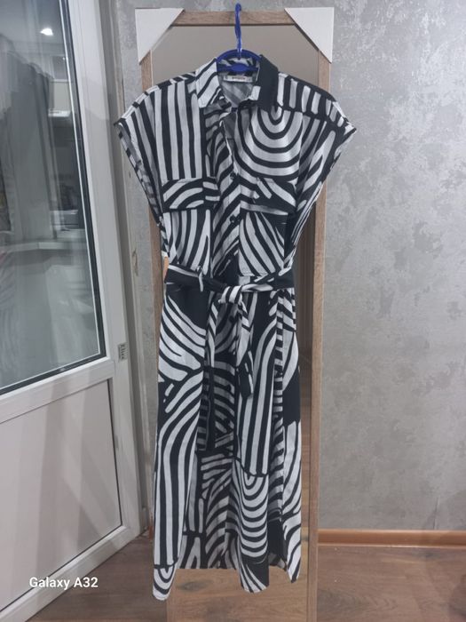 Платье-халат в черно-белом цвете