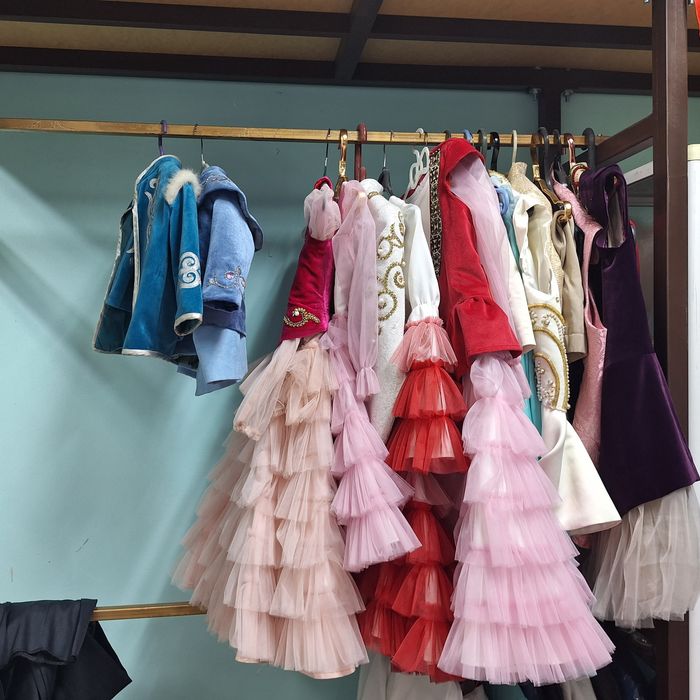 Арзан бағамен киімдер сатылады.