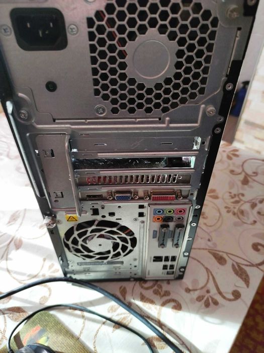 calculator HP I7 2600K , HD 5770, carcasa mare, sursa buna, hdd de 2TB