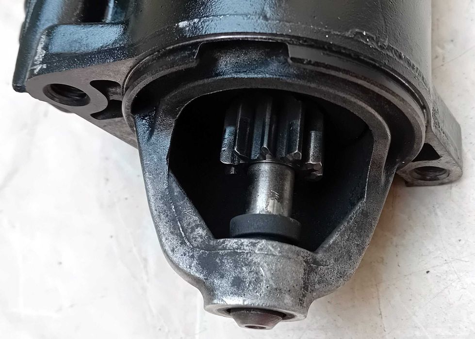 Стартер на фирмата Бош за лек автомобил.