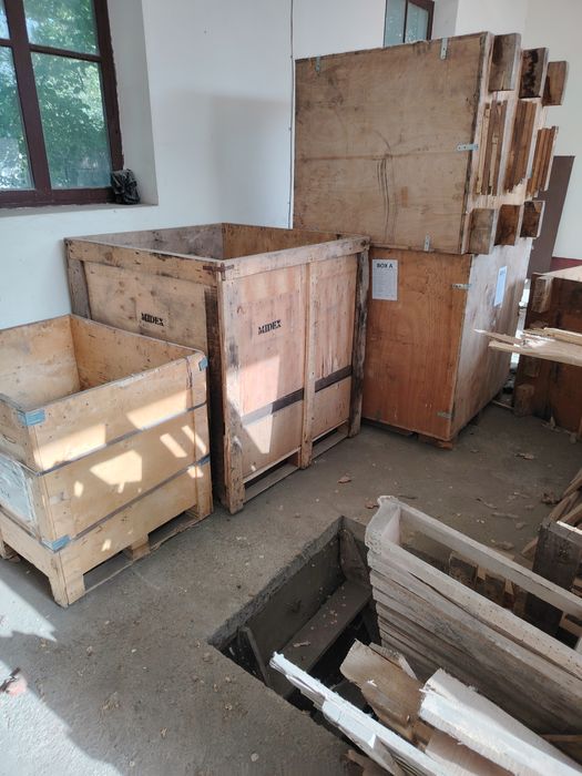 Ящиклар, ва 200литр боочкалар.