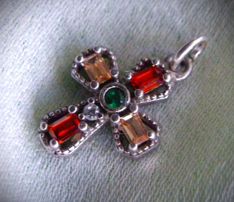 Сребърен кръст с 3 вида берили-изумруд, хелиотроп и морганит