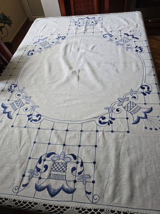 Винтидж ръчно бродирана покривка