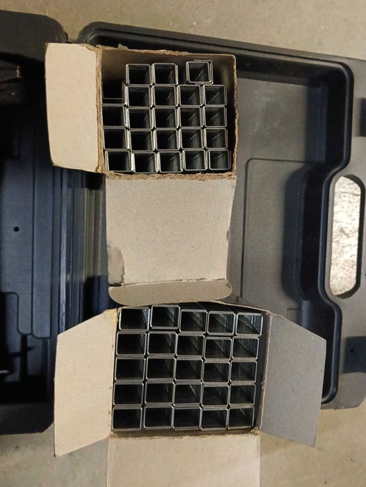 Такер пневматичен RD-AS04 скоби 10-20x10x1.2mm+ Скоби 10x10x1.2mm и 14x10x1.2mm
