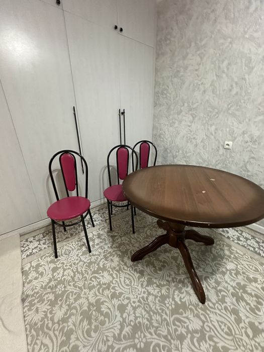 Круглый деревянный стол