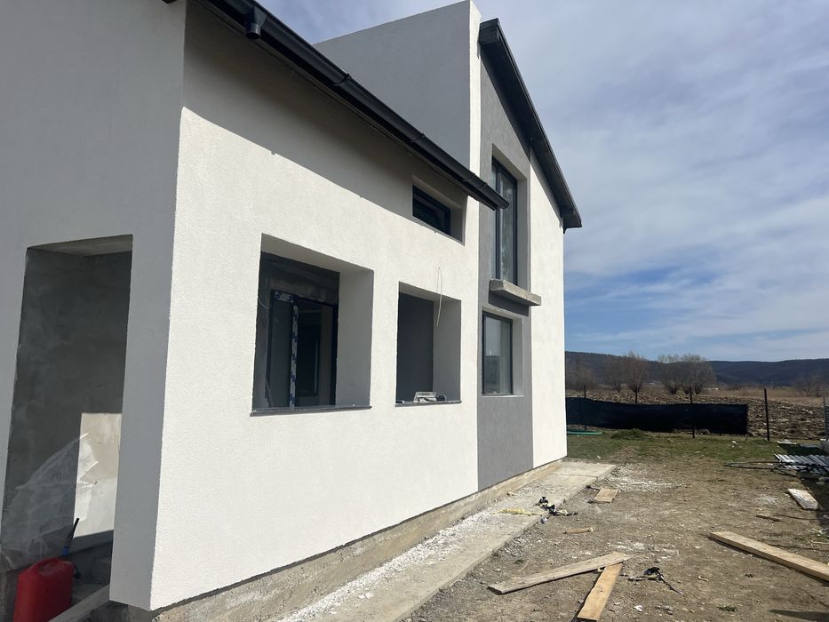 Constructor ,case la rosu sau interioare