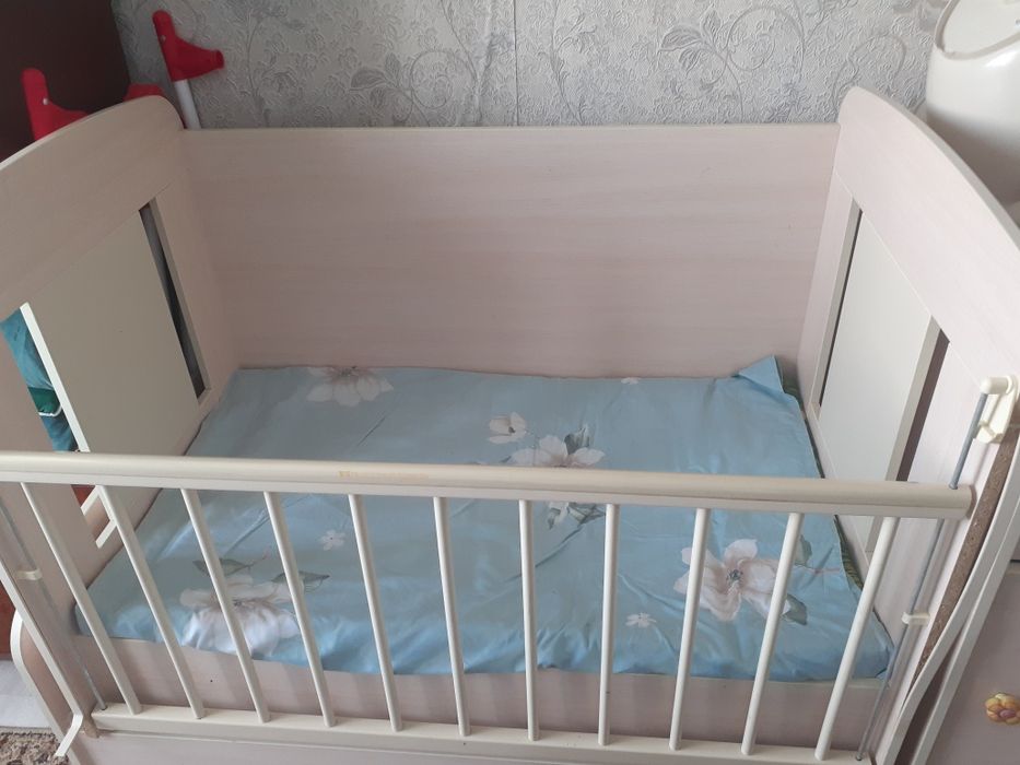 Манеж детский с полками