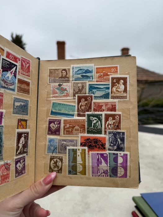 Малък класьор с различни пощенски марки