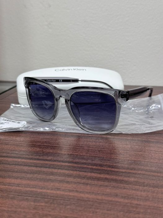 Очки Calvin Klein солнцезащитные.