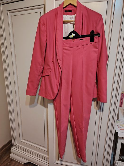 Costum roz mărimea 38 Bby