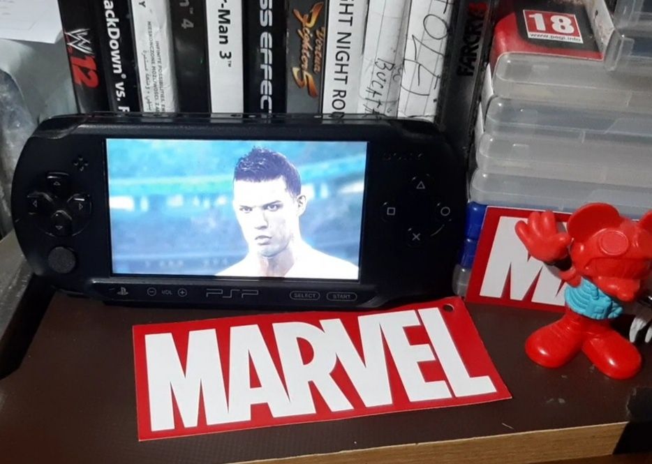 Vând psp street în stare bună impecabil model 1004 cu 10 funcționabil