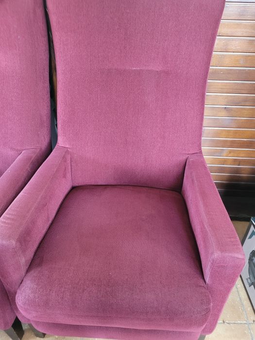 Fotoliu material visiniu