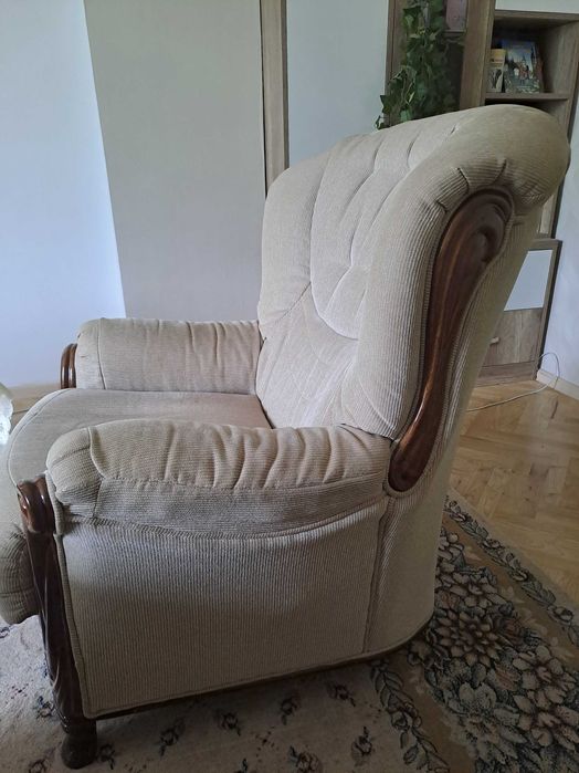 Прекрасни и комфортни фотьойли в бежов цвят и дървени орнаменти