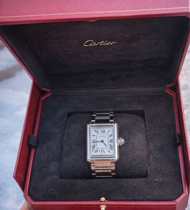 Продам часы Cartier tank must