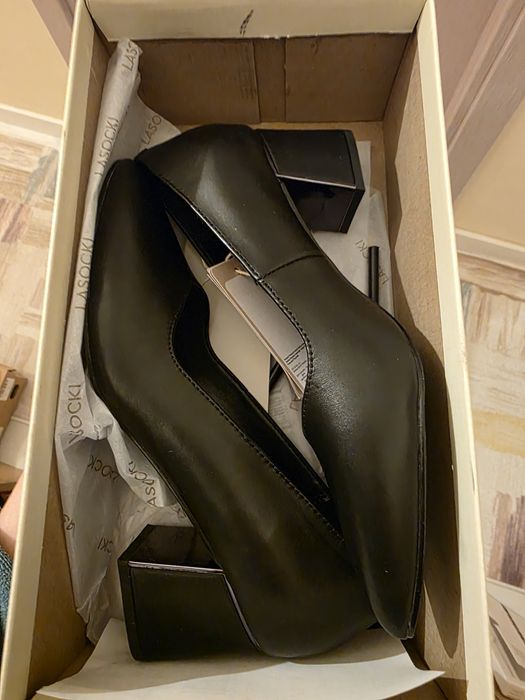 Оригинални чанти на Guess, Steve Madden, сникърси Pepe Jeans и Lasocki