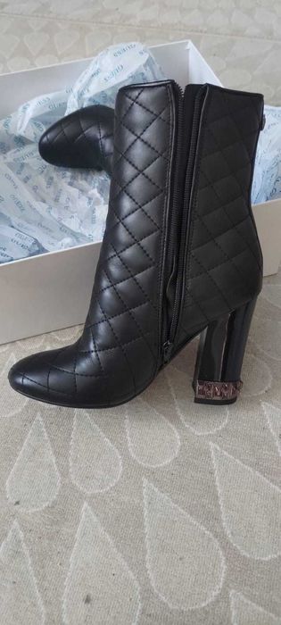 Ghete dama Guess originale, noi nepurtate