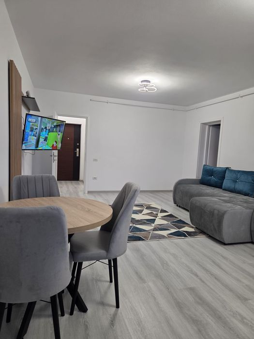 Închiriez apartament cu 2 camere, mobilier premium, loc de parcare inclus