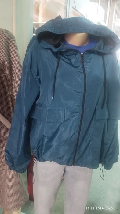 Продаётся ветровка новая.
