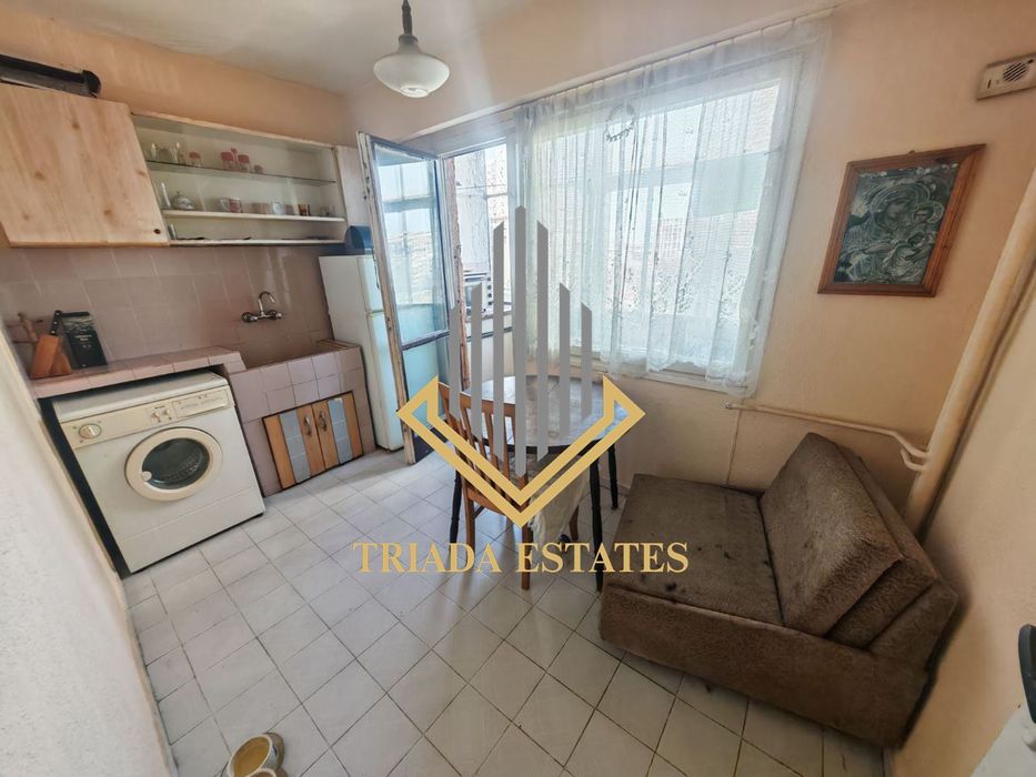 Двустаен апартамент с отделна кухня в панелен блок в жк.Славейков с Т