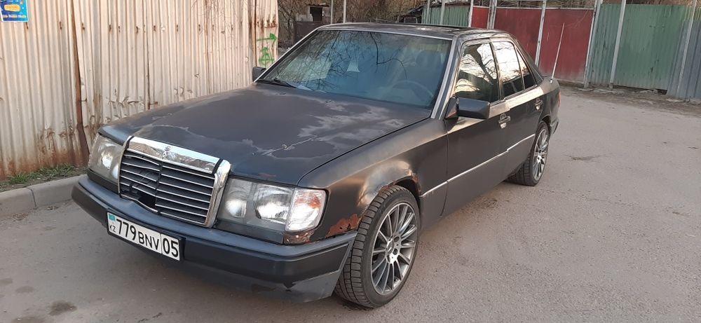 Машина Мерседес 124