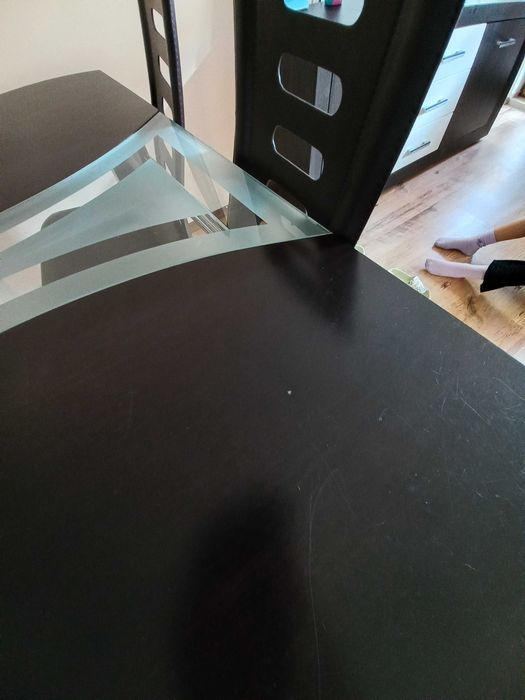 Холна, трапезна маса и столове