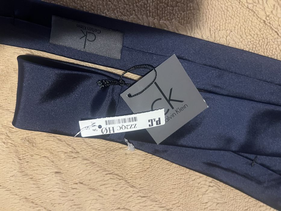 Vând cravata Calvin Klein originală!