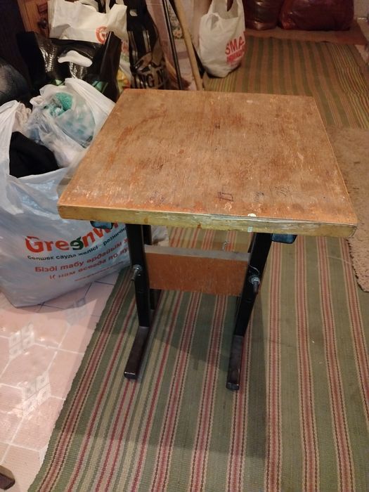 Продам стол и табуретки