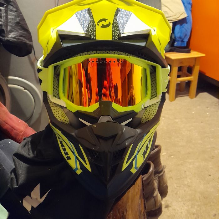 Vând casca cross și costum