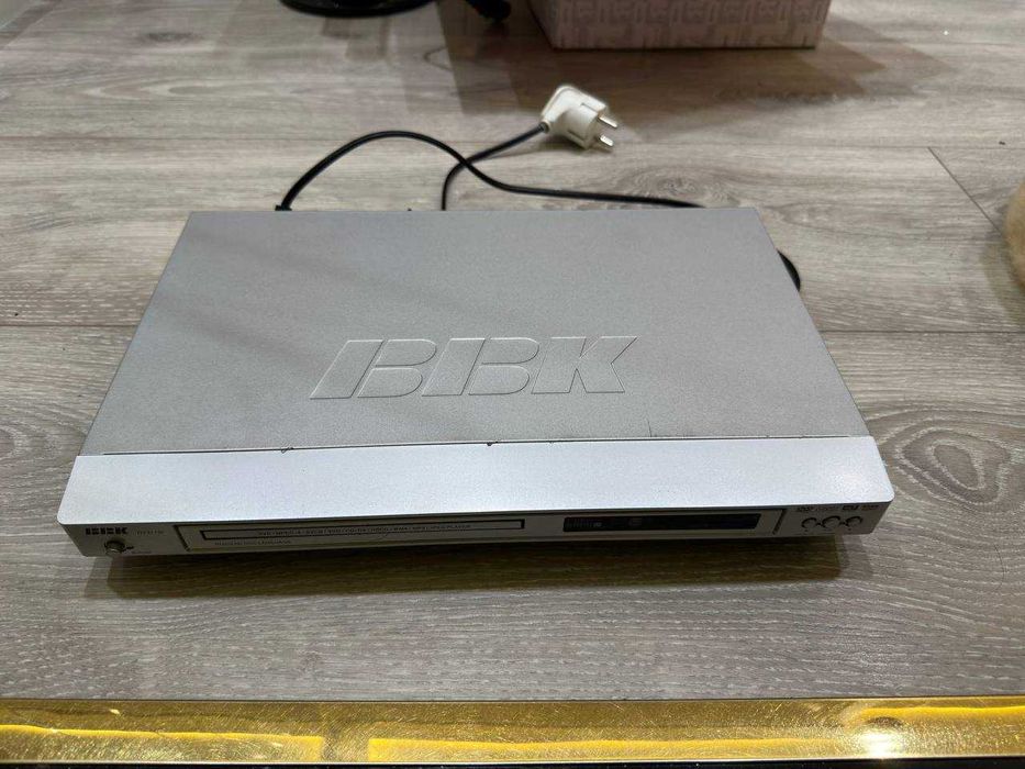 Продам DVD-плеер BBK DV311SI (серебристый) + диски в подарок
