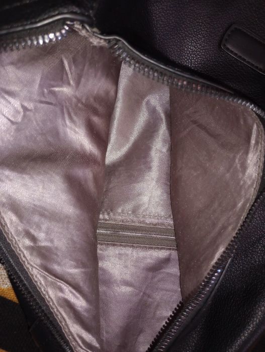 Дамска раница, черна. Отпред и отзад с цип.