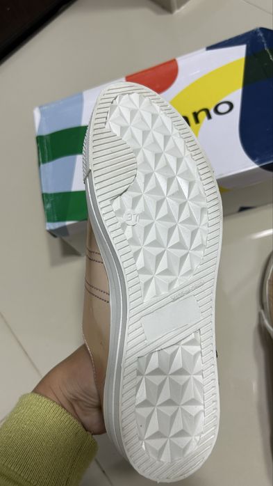 Tenisi noi cu eticheta