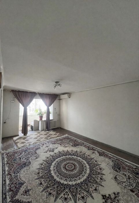 Продажа Срочно Чиланзар 1 балкон 2х4  ориентир  Халк Банк!