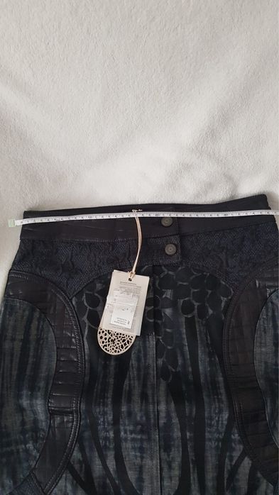 Нова пола с визия на комбинация на кожа, дантела