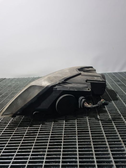 Far Dreapta Volkswagen Touareg 7L facelift 2007 - 2011 SUV 4 Usi (1417) Cu lupă