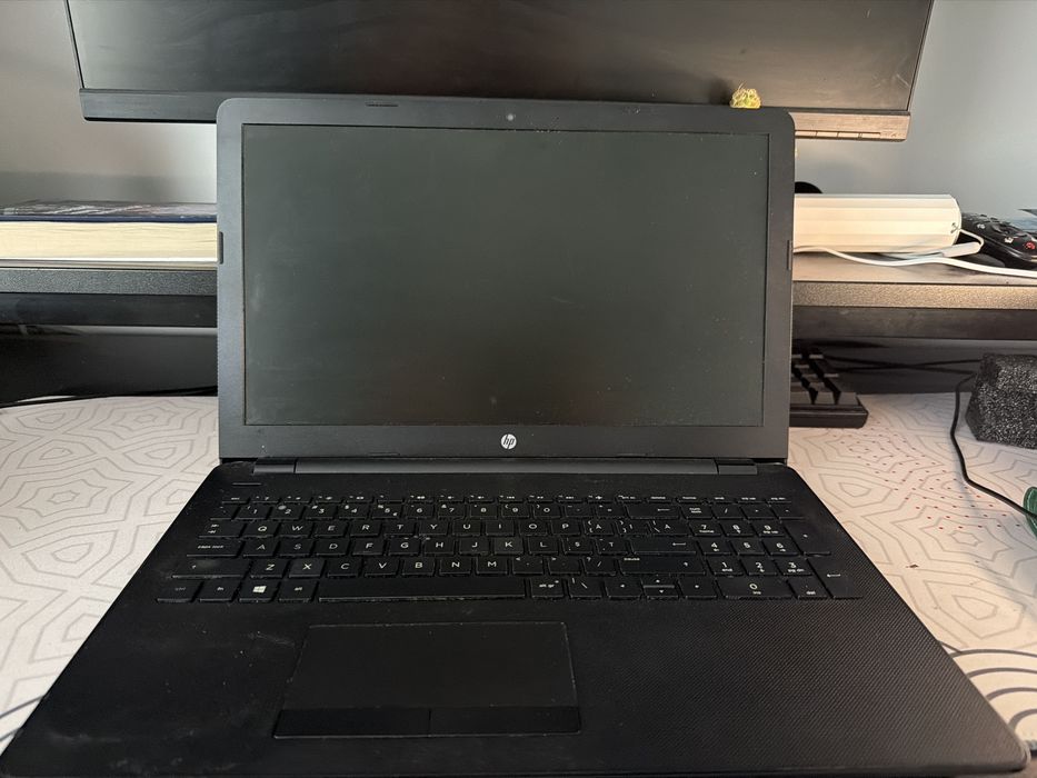 Laptop HP 15-ra060nq cu procesor Intel (pret negociabil)