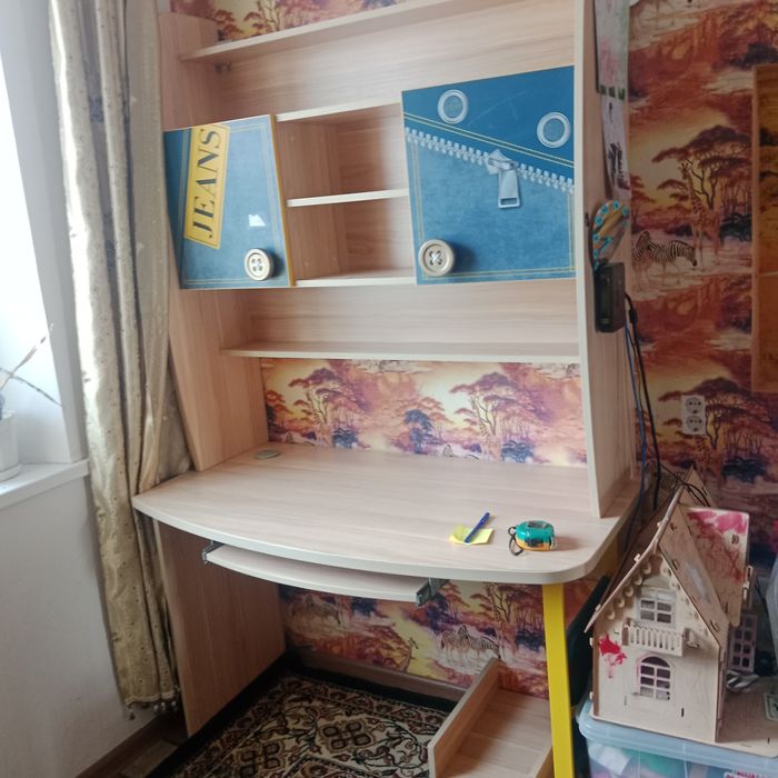 Школьный стол с полками