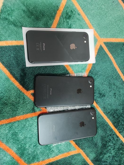 Vând iPhone 8 și 7