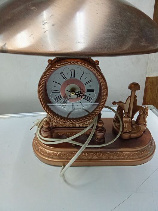 Ретро нощни лампи с часовник и навиващ декоративен механизъм