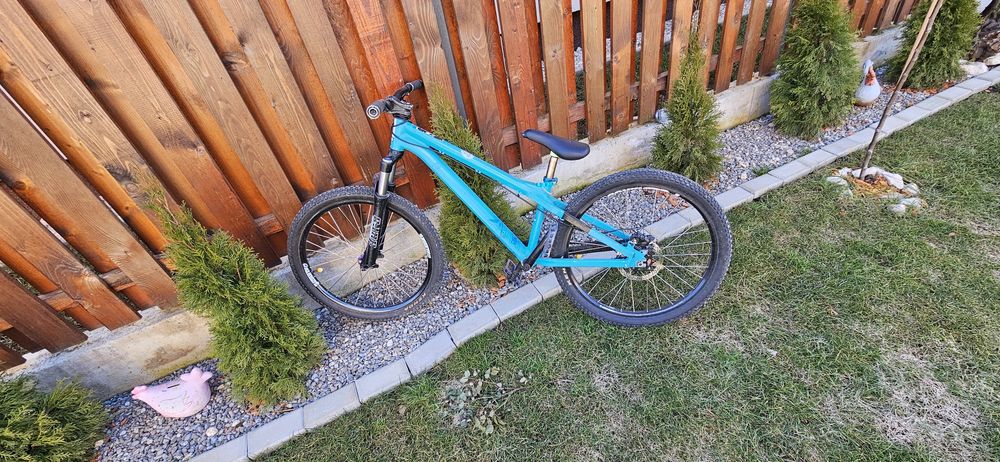 Bicicletă Dirt / Street 26” cu frână pe disc – ideală pentru trick-uri