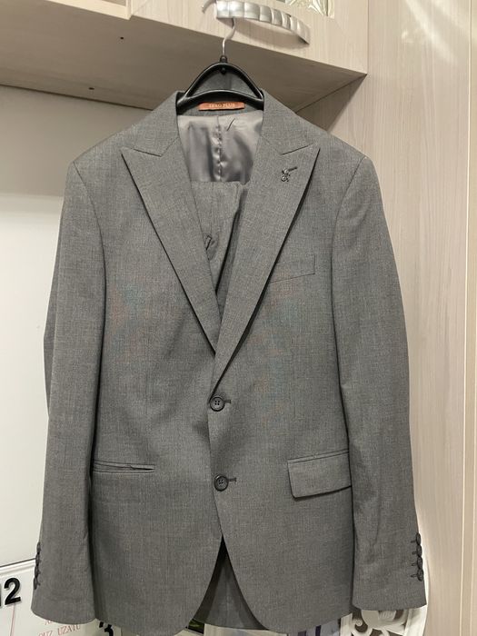 Продам костюмы 48 размера