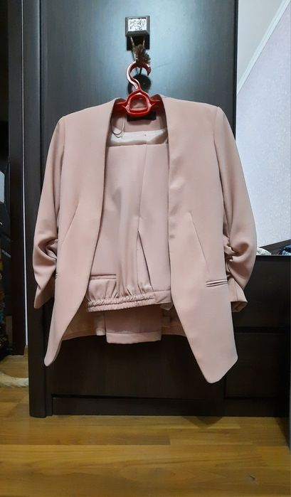 Женский костюм двойка - пиджак и брюки