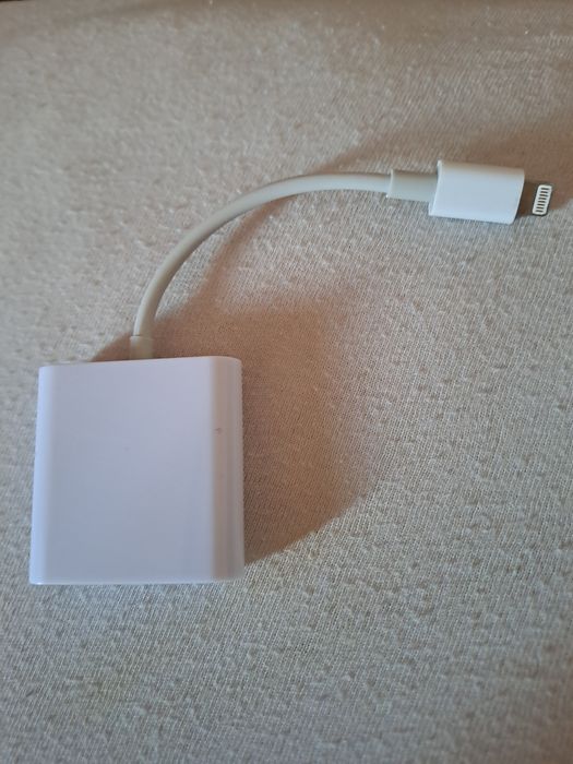 Продавам четец, за карти 2 в 1,SD/TF, за Ipohne /IPad,съвместим с системи Apple  бял