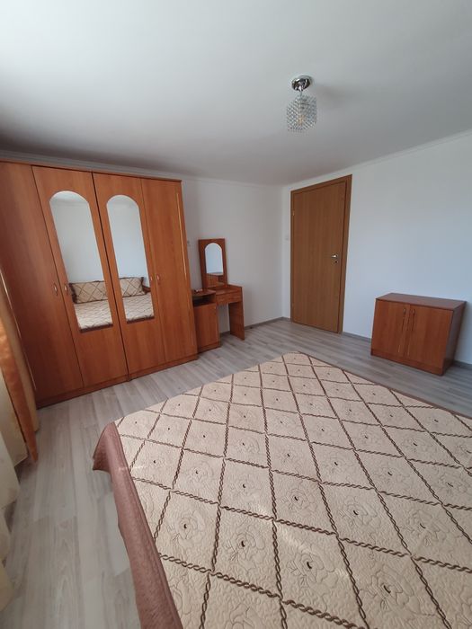Dormitor complet  – pat dublu, saltea,șifonier, comodă, noptiere + masă de toaletă cu oglindă