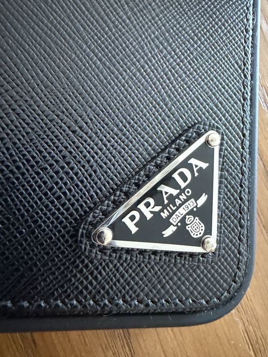 Iphone 15 /16 pro Prada кожен кейс закупуван от магазин на Prada