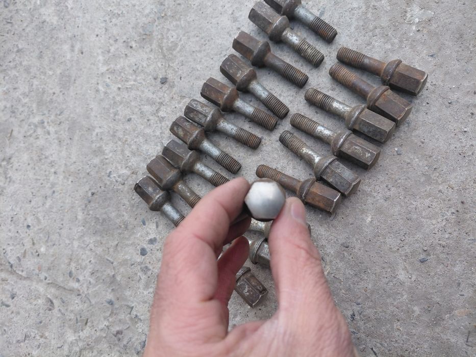 Бу болты на Мерс титан