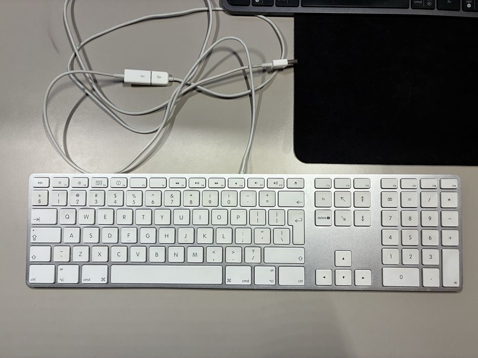 Tastatura Apple A1243 USB din aluminiu (cu fir si hub usb)