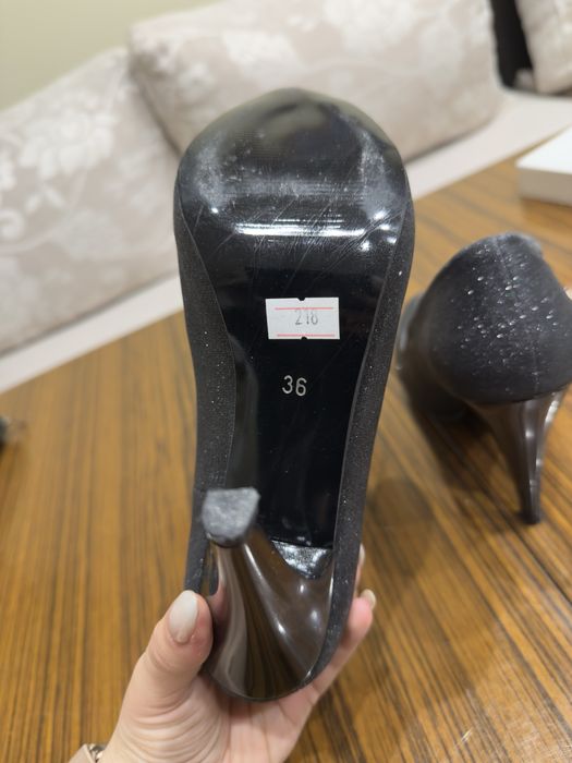 Черни бляскави токчета