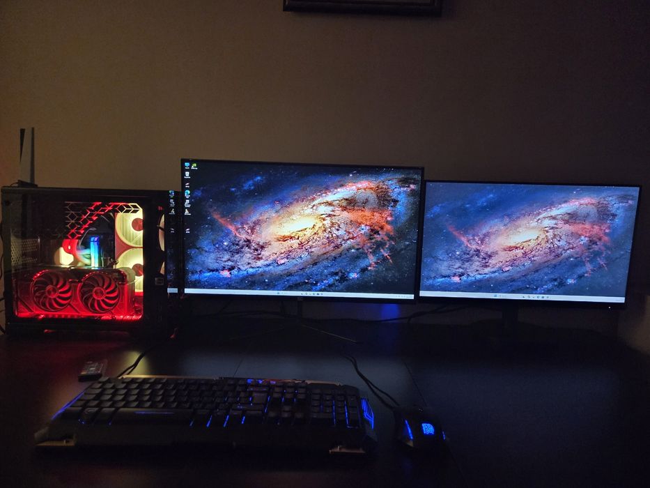 Геймърски комп.  RTX4070 32GB RAM 2 монитора