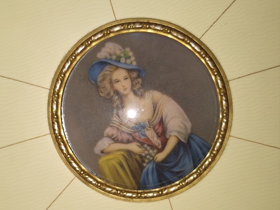 Старинна музикална кутия с ръчно рисуван портрет