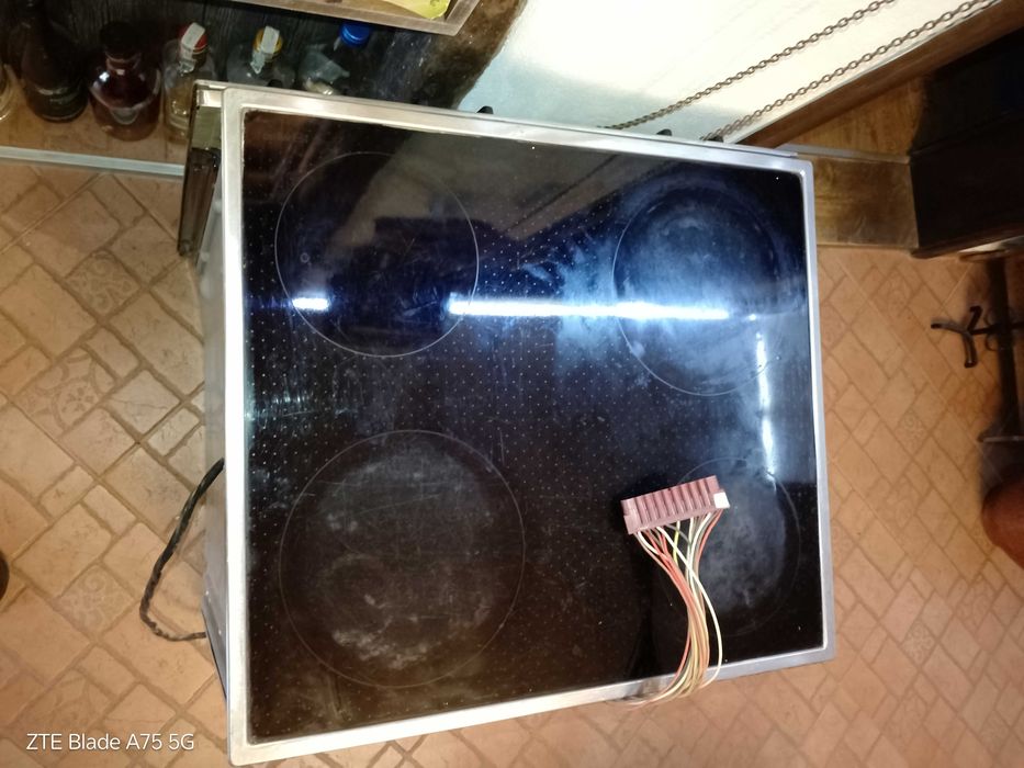 Продавам фурна с котлони за вграждане Zanker